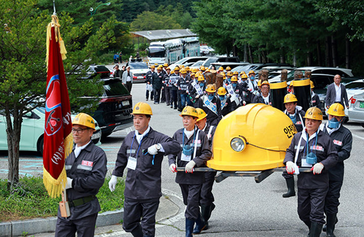 지난해 9월 태백시고원체육관 인근에서 진폐환자와 전직 광부들이 광부복장을 하고 행진하고 있다.(사진=태백시 제공) *재판매 및 DB 금지