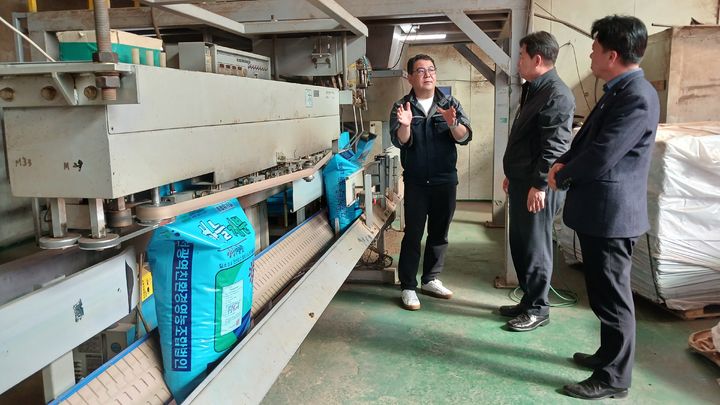 곽도연 국립식량과학원장은 24일 충북 제천의 미생물 퇴비 제조업체와 25일 고랭지 배추 주산지인 안반데기 농가를 찾아 방제 상황을 점검했다. (사진 = 농촌진흥청 제공) 2025.03.25. *재판매 및 DB 금지