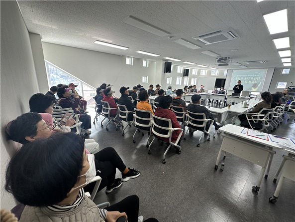 [광주=뉴시스] 최근 광주 동구 책정원 도서관에서 월남동·내남동 등 동구 일부 지역 주민들이 중학교 유치추진단 발대식을 갖고 있다. (사진 = 가칭 지한중학교 중학교유치추진단 제공). 2025.03.25. photo@newsis.com *재판매 및 DB 금지