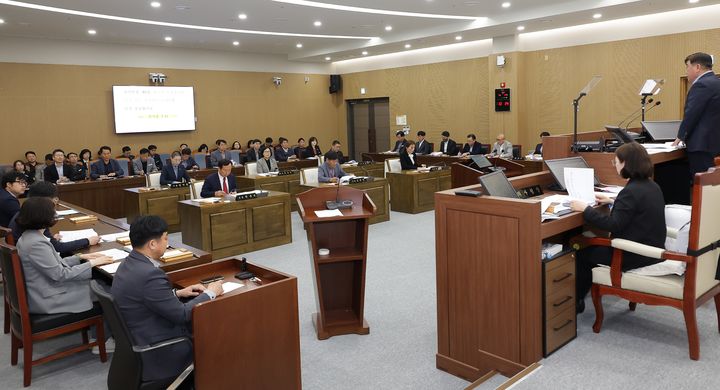 [서천=뉴시스] 충남 서천군의회가 25일 제329회 임시회 제2차 본회의를 열고 안간을 심의·의결하고 있다. (사진=서천군의회 제공) 2025.03.25. photo@newsis.com *재판매 및 DB 금지