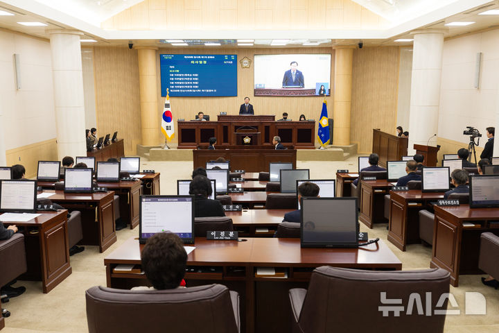 [안산=뉴시스]박태순 안산시의회 의장(사진 중앙)이 25일 제296회 임시회 제1차 본회의를 주재하고 있다.(사진=안산시의회 제공)2025.03.25.photo@newsis.com