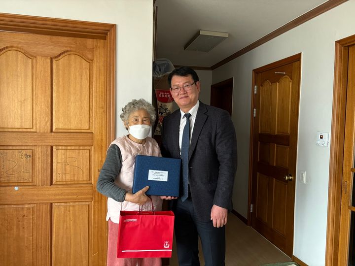 [대전=뉴시스] 대전보훈청은 서해수호의 날을 앞두고 천안함 피격 사건 국가 유공자 고 민평기 상사의 유족 댁을 방문했다. (사진=대전보훈청 제공) 2025.03.25. photo@newsis.com *재판매 및 DB 금지