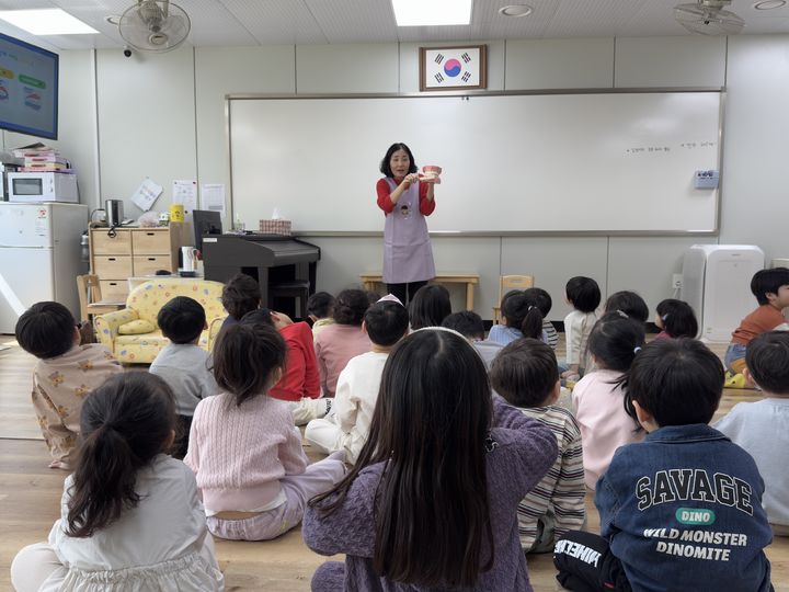 [대구=뉴시스]대구 중구보건소는 오는 9월까지 관내 어린이집과 유치원 영유아를 대상으로 맞춤형 구강 건강교육 및 불소도포를 진행한다. (사진 = 대구시 중구 제공) 2025.03.25. photo@newsis.com *재판매 및 DB 금지