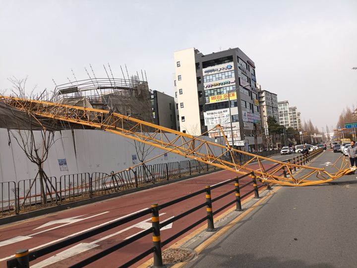 [대전=뉴시스] 25일 오후 3시7분께 대전 유성구 용산동의 한 아파트 건설현장에서 강풍에 크레인이 넘어져 40대가 다쳤다.(사진=대전소방본부 제공) 2025.03.25. photo@newsis.com *재판매 및 DB 금지