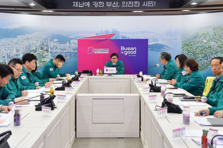 [부산=뉴시스] 부산시는 25일 시청 재난안전대책본부에서 박형준 부산시장 주재로 봄철 대형산불 예방 및 대응체계 구축을 위한 관계기관 대책회의를 개최했다. (사진=부산시 제공) 2025.03.25. photo@newsis.com *재판매 및 DB 금지
