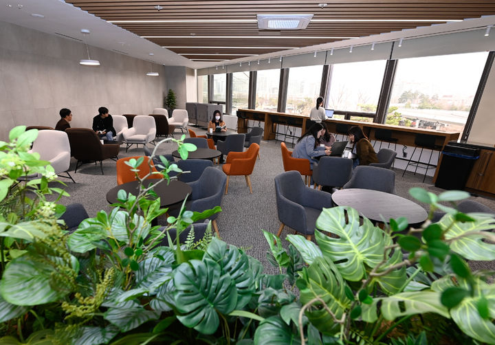 [서울=뉴시스] 김포공항 이용객들이 국제선 3층에 조성된 비즈 라운지를 이용하고 있다. 2025.03.25. (사진=한국공항공사 제공) photo@newsis.com *재판매 및 DB 금지