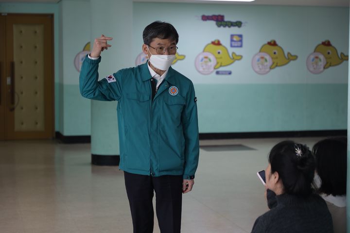 [울산=뉴시스] 구미현 기자 = 천창수 울산시교육감은 25일 오후 울주군 언양읍 화장산 일원에서 발생한 화재와 관련 임시 대피시설이 마련된 언양초등학교의 체육관 등을 방문해 현장 상황을 점검했다. 천 교육감은 울산 지역에서 잇따라 산불이 발생하고 있는 만큼 실시간으로 상황을 점검하고 학생과 교직원들의 안전 확보에 최선을 다해달라고 당부했다. 2025.03.25. (사진=울산시교육청 제공) photo@newsis.com *재판매 및 DB 금지