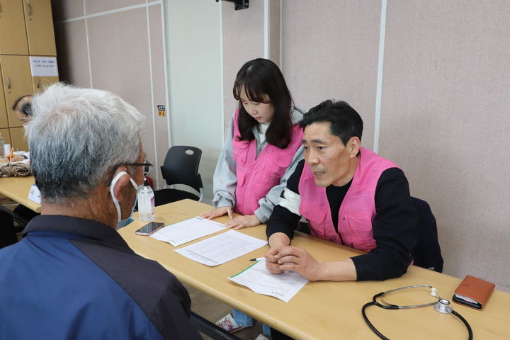 [구미=뉴시스] 김성호 교수가 진료를 하고 있다 (사진=순천향대 구미병원 제공) 2025.03.25 photo@newsis.com *재판매 및 DB 금지