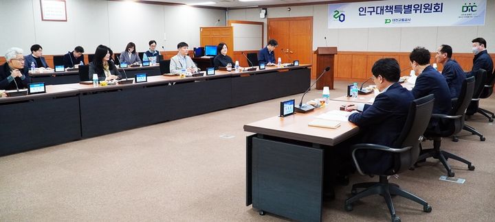 [대전=뉴시스] 대전교통공사는 25일 인구대책특별위원회를 열고 임산부가 이용하기 좋은 교통환경 조성과 가족단위 도시철도 가족문화 행사를 갖기로 했다. (사진=대전교통공사 제공) 2025.03.25. photo@newsis.com *재판매 및 DB 금지