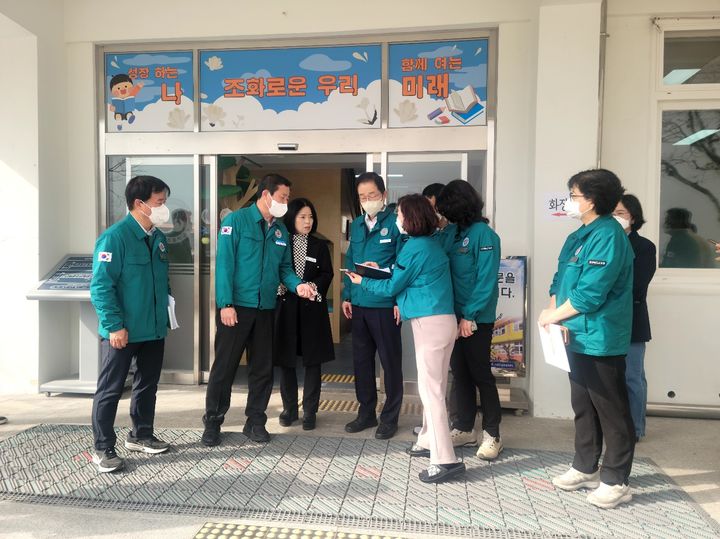 [안동=뉴시스] 임종식 경북교육감이 25일 안동 길안초등학교를 방문해 학교 현장의 산불 대응 상황을 점검하고 있다. (사진=경북교육청 제공) 2025.03.25. photo@newsis.com *재판매 및 DB 금지