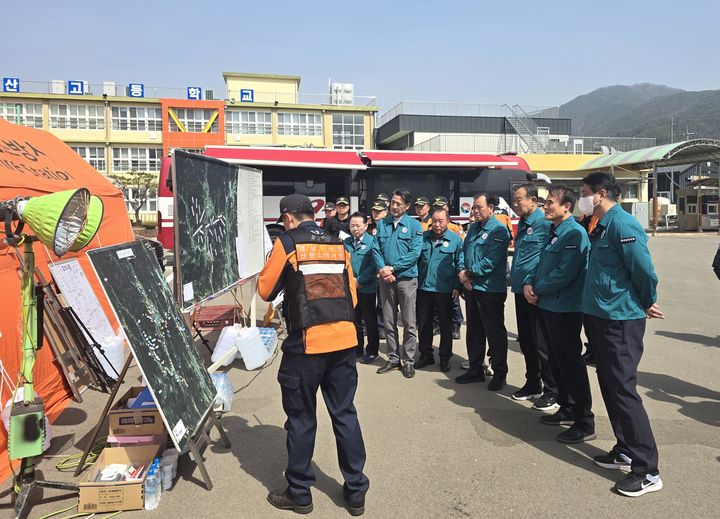 경남도의회 건설소방위, 25일 산청군 덕산고에 마련된 산청소방통합지휘소 방문.(사진=경남도의회 제공) 2025.03.25. *재판매 및 DB 금지