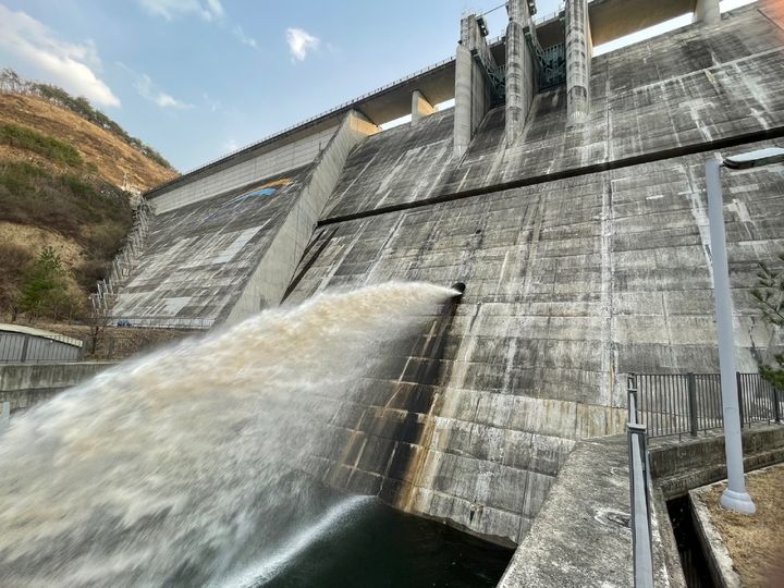 [대전=뉴시스]수자원공사가 25일 경북 의성 산불 진화에 필요한 용수 확보를 위해 성덕댐 방류량을 대폭 확대했다. (사진=수자원공사 제공) 2025. 03. 25 photo@newsis.com *재판매 및 DB 금지