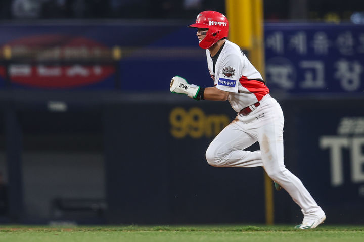 [서울=뉴시스] 프로야구 KIA 타이거즈 박찬호가 25일 광주-기아 챔피언스필드에서 열린 2025 신한 쏠뱅크 KBO리그 키움 히어로즈와의 경기에서 1회말 도루를 시도하고 있다. (사진=KIA 타이거즈 제공) 2025.03.25. *재판매 및 DB 금지