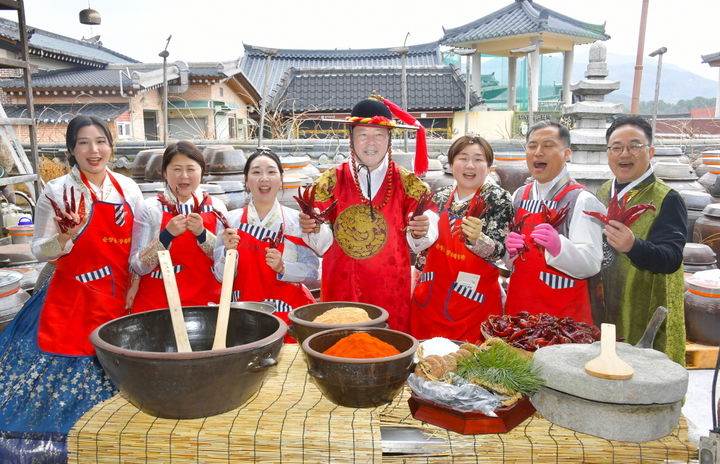 [순창=뉴시스] 지난해 '순창 장 담그는 날' 행사에서 최영일 군수(왼쪽 네번째)가 고추장민속마을 고추장 장인들과 사진을 찍고 있다. *재판매 및 DB 금지