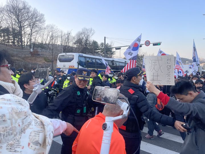 [서울=뉴시스]이다솜 기자=남태령 고개에 탄핵 찬성·반대 양측 간 충돌이 발생해 경찰이 제지하고 있다. citizen@newsis.com *재판매 및 DB 금지