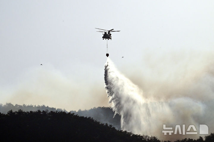 [하동=뉴시스] 차용현 기자 = 25일 오후 지난 21일 경남 산청군에서 발생한 대형 산불이 산등성이를 타고 하동군 옥종면으로 확산되면서 산림당국이 군용헬기를 동원해 진화작업을 펼치고 있다. 2025.03.25. con@newsis.com