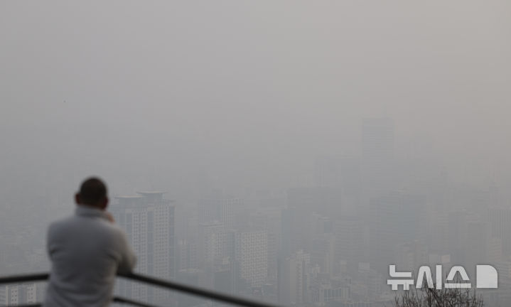 [서울=뉴시스] 김명년 기자 = 서울지역 초미세먼지 농도가 ‘매우 나쁨’ 수준을 보인 25일 오전 서울 중구 남산에서 바라본 도심이 뿌옇다. 2025.03.25. kmn@newsis.com