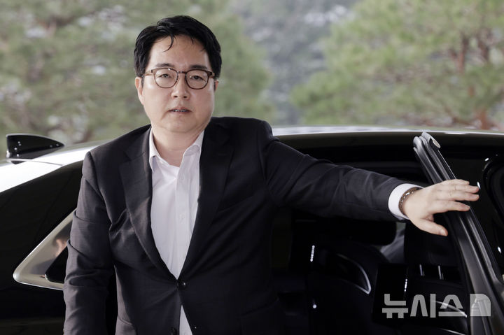 [서울=뉴시스] 최동준 기자 = 심우정 검찰총장이 25일 서울 서초구 대검찰청으로 출근하고 있다. 한정애 더불어민주당 의원은 심 총장 자녀에 대한 특혜 채용 의혹을 제기했고 이에 대해 외교부는 채용 절차가 공정하게 진행됐다고 해명했다. 2025.03.25. photocdj@newsis.com