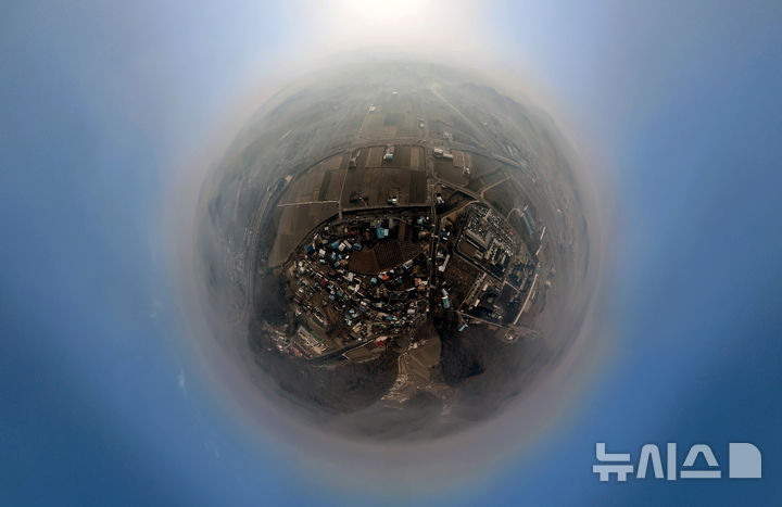 [의성=뉴시스] 이무열 기자 = 경북 의성군 산불 발생 나흘째인 25일 의성읍 철파리 일대가 산불로 발생한 연기가 하늘을 뒤덮고 있다. 2025.03.25. lmy@newsis.com