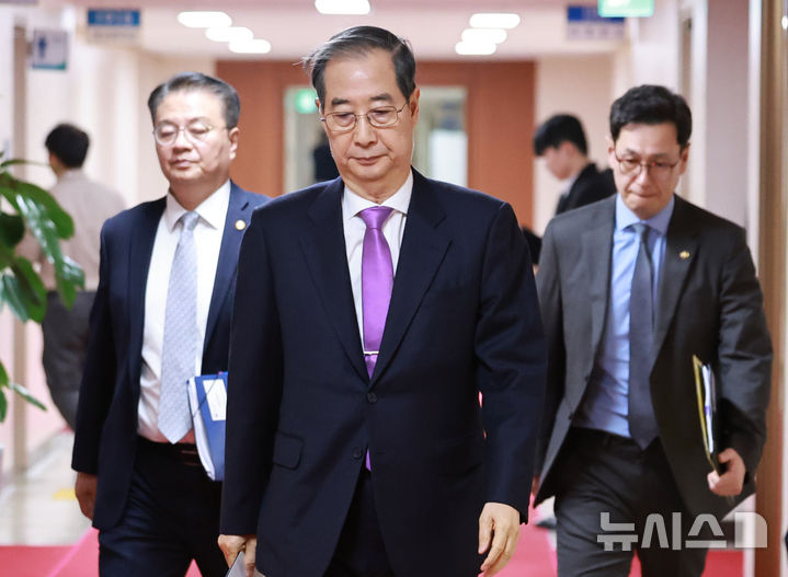 [서울=뉴시스] 조수정 기자 = 한덕수 대통령 권한대행 국무총리가 25일 정부서울청사에서 열린 국무회의에 입장하고 있다. (대통령실통신사진기자단) 2025.03.25. chocrystal@newsis.com