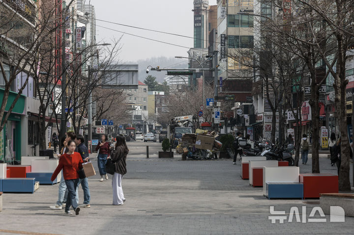 [서울=뉴시스] 정병혁 기자 = 25일 서울 서대문구 신촌거리가 한산한 모습을 보이고 있다. 2025.03.25. jhope@newsis.com