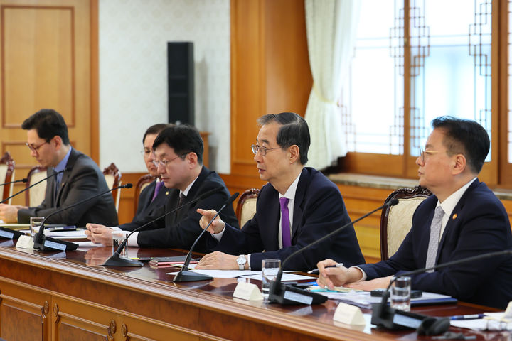 [서울=뉴시스] 최진석 기자 = 한덕수 대통령 권한대행 국무총리가 25일 정부서울청사에서 열린 통상관계장관회의를 주재하고 있다. (사진=총리실 제공) 2025.03.25. photo@newsis.com *재판매 및 DB 금지