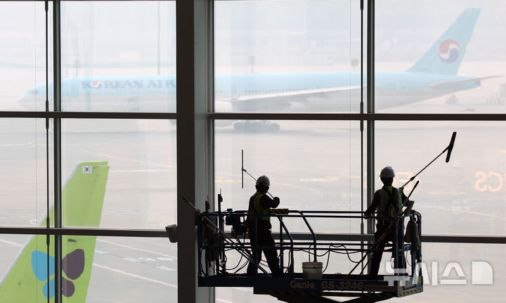 [인천공항=뉴시스] 김명년 기자 = 25일 오전 인천국제공항 제2여객터미널에서 환경미화원들이 터미널 유리 외벽 물청소를 하고 있다. 대청소 작업은 인천공항 시설 전반을 대상으로 오는 29일까지 진행되며, 매일 800여명의 인력과 200여 대의 장비가 투입된다. 2025.03.25. kmn@newsis.com