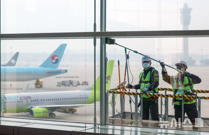 [인천공항=뉴시스] 김명년 기자 = 25일 오전 인천국제공항 제2여객터미널에서 환경미화원들이 터미널 유리 외벽 물청소를 하고 있다. 대청소 작업은 인천공항 시설 전반을 대상으로 오는 29일까지 진행되며, 매일 800여명의 인력과 200여 대의 장비가 투입된다. 2025.03.25. kmn@newsis.com