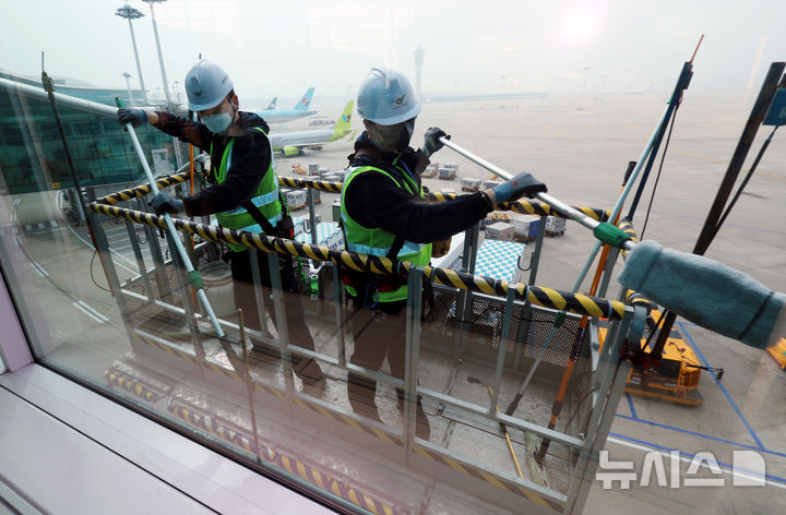 [인천공항=뉴시스] 김명년 기자 = 25일 오전 인천국제공항 제2여객터미널에서 환경미화원들이 터미널 유리 외벽 물청소를 하고 있다. 대청소 작업은 인천공항 시설 전반을 대상으로 오는 29일까지 진행되며, 매일 800여명의 인력과 200여 대의 장비가 투입된다. 2025.03.25. kmn@newsis.com