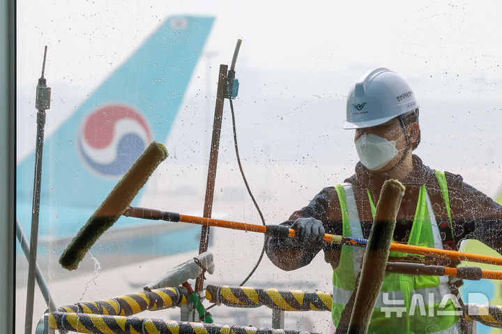 [인천공항=뉴시스] 김명년 기자 = 25일 오전 인천국제공항 제2여객터미널에서 환경미화원들이 터미널 유리 외벽 물청소를 하고 있다. 대청소 작업은 인천공항 시설 전반을 대상으로 오는 29일까지 진행되며, 매일 800여명의 인력과 200여 대의 장비가 투입된다. 2025.03.25. kmn@newsis.com