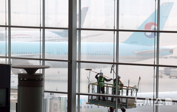 [인천공항=뉴시스] 김명년 기자 = 25일 오전 인천국제공항 제2여객터미널에서 환경미화원들이 터미널 유리 외벽 물청소를 하고 있다. 대청소 작업은 인천공항 시설 전반을 대상으로 오는 29일까지 진행되며, 매일 800여명의 인력과 200여 대의 장비가 투입된다. 2025.03.25. kmn@newsis.com