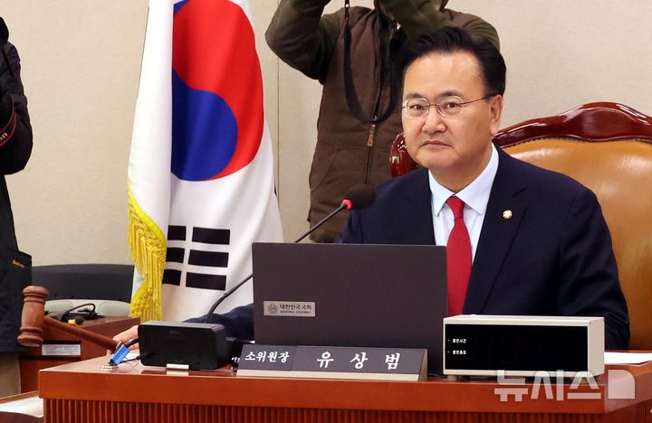 [서울=뉴시스] 조성봉 기자 = 유상범 국회 법사위 법안심사 제2소위원장이 25일 오후 서울 여의도 국회에서 열린 법제사법위원회 법안심사제2소위원회에서 의사봉을 두드리고 있다. 이날 법안심사 제2소위에서는 코로나바이러스감염증-19 예방접종 피해보상 등에 관한 특별법안(대안)에 대해 심사할 예정이다. 2025.03.25.suncho21@newsis.com