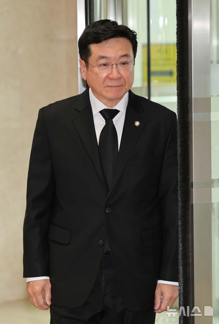 [서울=뉴시스] 홍효식 기자= 이찬희 삼성 준법감시위원회(준감위) 위원장이 25일 서울 강남구 삼성서울병원 장례식장에 마련된 한종희 삼성전자 대표이사 부회장의 빈소를 방문하고 있다. (공동취재) 2025.03.25. photo@newsis.com