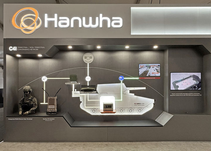 [서울=뉴시스] 김진아 기자 = 한화시스템과 한화에어로스페이스가 오는 30일까지 호주 질롱 아발론 공항에서 열리는 '아발론 에어쇼 2025'에 참가한다고 25일 밝혔다. 사진은 '아발론 에어쇼 2025'에 참가한 한화시스템 부스. (사진=한화시스템 제공) 2025.03.25. photo@newsis.com *재판매 및 DB 금지