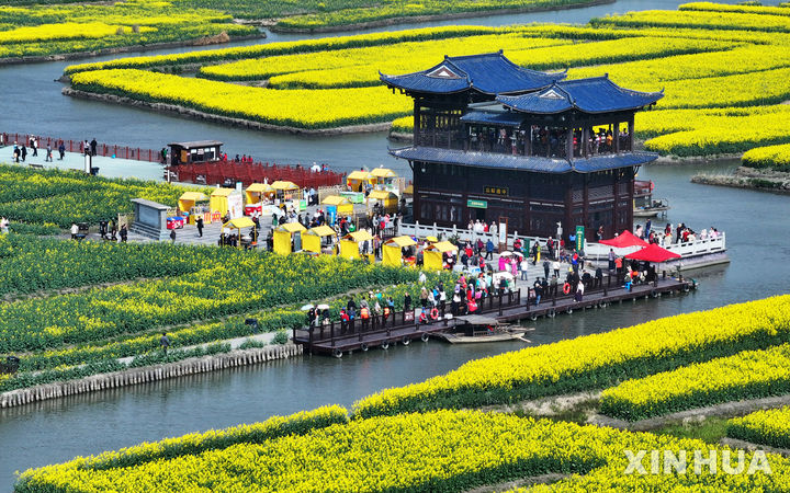 [싱화=신화/뉴시스] 올해 상반기 중국을 방문한 외국인이 지난해 같은 기간보다 30% 늘었다고 지난 16일 중국 국가이민관리국이 밝혔다. 사진은 지난 3월 24일 중국 장쑤성 싱화시 첸둬 관광지의 관광객들. 2025.07.17
