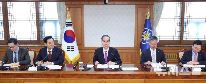 [서울=뉴시스] 조수정 기자 = 한덕수 대통령 권한대행 국무총리가 25일 정부서울청사에서 열린 치안관계 장관회의를 주재하고 있다. 왼쪽부터 손영택 국무총리 비서실장, 오세훈 서울시장, 한 대통령 권한대행, 김석우 법무부 장관 직무대행, 김종문 국무1차장. 2025.03.25. chocrystal@newsis.com