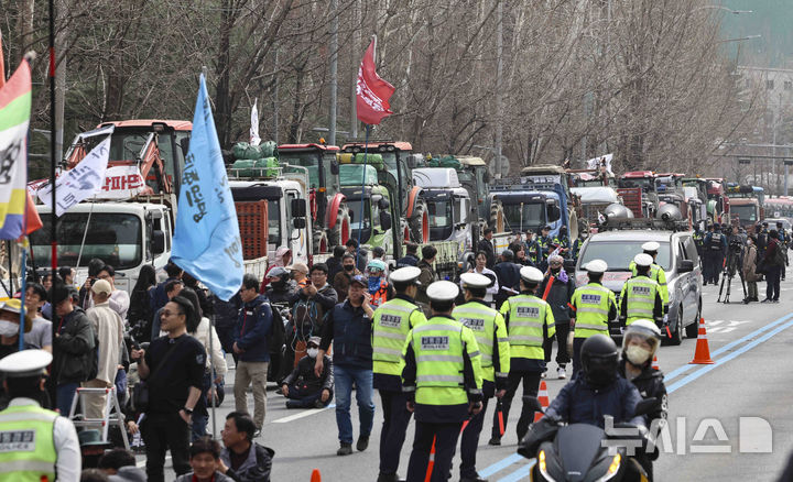 [서울=뉴시스] 김근수 기자 = 25일 서울 강남구 남태령역 인근에서 전국농민회총연맹(전농) 소속 트랙터가 이동하고 있다. 전농은 이날 서울 서초구 남태령고개에서 윤석열 대통령 탄핵 촉구 집회를 한 뒤 트랙터와 트럭을 이끌고 광화문 방면으로 행진한다고 밝혔다. 2025.03.25. ks@newsis.com