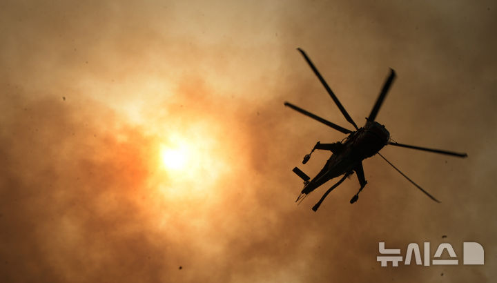 [울산=뉴시스] 배병수 기자 =25일 오후 울산시 울주군 언양읍 화장산 일원에서 원인 미상의 화재가 발생해 소방헬기가 진화작업을 하고 있다. 2025.03.25.bbs@newsis.com.