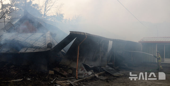 [정읍=뉴시스] 김얼 기자 = 25일 전북 정읍시 소성면에서 발생한 산불이 인근 마을까지 번지자 소방관들이 화재를 진압하고 있다. 2025.03.25. pmkeul@newsis.com