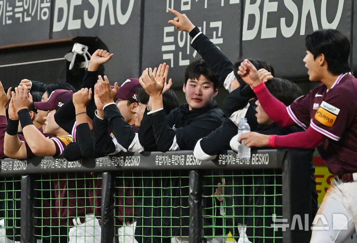 [광주=뉴시스] 이영주 기자 = 25일 오후 광주 북구 광주-기아챔피언스필드에서 열린 2025 신한 쏠뱅크 KBO 리그 키움히어로즈 대 KIA타이거즈의 경기, 1회 초 2사 1·3루 상황 키움 박주홍의 적시타에 최주환이 홈인하며 3-0 상황을 만들자&nbsp; 덕아웃이 환호하고 있다. 2025.03.25.leeyj2578@newsis.com