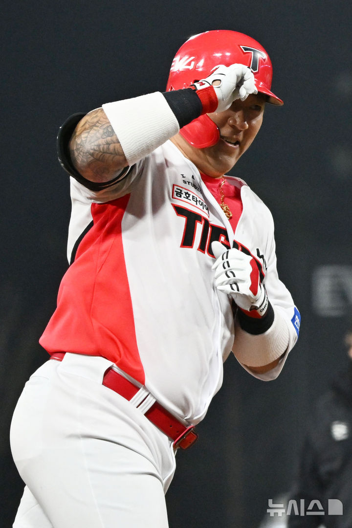 [광주=뉴시스] 이영주 기자 = 25일 오후 광주 북구 광주-기아챔피언스필드에서 열린 2025 신한 쏠뱅크 KBO 리그 키움히어로즈 대 KIA타이거즈의 경기, 3회 말 1사 KIA 최형우가 백투백 홈런을 날린 뒤 세리머니하고 있다. 2025.03.25.leeyj2578@newsis.com