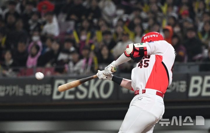 [광주=뉴시스] 김혜인 기자 = 25일 오후 광주 북구 기아챔피언스필드에서 열린 2025 프로야구 KIA타이거즈와 키움 히어로즈의 경기, KIA위즈덤이 4회 말 홈런을 날리고 있다. 2025.03.25. hyein0342@newsis.com