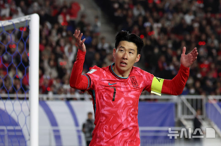 [수원=뉴시스] 김명년 기자 = 25일 경기 수원시 수원월드컵경기장에서 열린 2026 국제축구연맹(FIFA) 북중미 월드컵 아시아 지역 3차 예선 B조 8차전 대한민국과 요르단의 경기, 손흥민이 팬들을 북돋아주고 있다. 2025.03.25. kmn@newsis.com