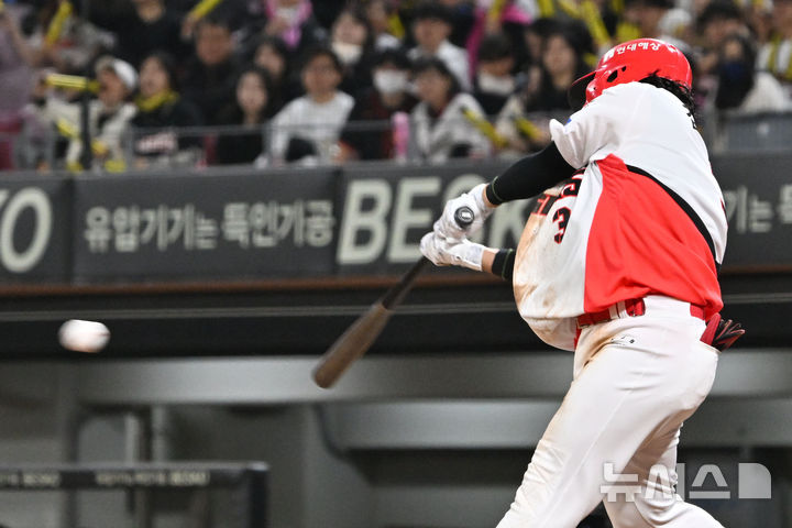 [광주=뉴시스] 이영주 기자 = 지난달 25일 오후 광주 북구 광주-기아챔피언스필드에서 열린 2025 신한 쏠뱅크 KBO 리그 키움히어로즈 대 KIA타이거즈의 경기, 6회 말 1사 만루 상황 KIA 김선빈이 2점 적시타를 날리고 있다. 2025.03.25.leeyj2578@newsis.com