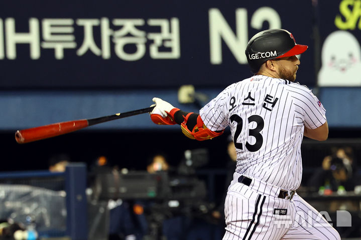 [서울=뉴시스] 박주성 기자 = 25일 오후 서울 송파구 잠실야구장에서 열린 프로야구 2025 KBO리그 한화 이글스 대 LG 트윈스의 경기, 8회말 노아웃 주자 만루에서 LG 오스틴이 1타점 적시타를 치고 있다. 2025.03.25. park7691@newsis.com