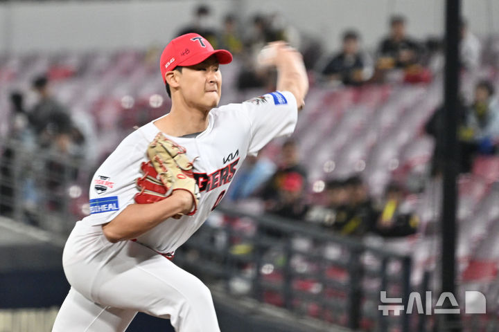[광주=뉴시스] 이영주 기자 = 지난달 25일 오후 광주 북구 광주-기아챔피언스필드에서 열린 2025 신한 쏠뱅크 KBO 리그 키움히어로즈 대 KIA타이거즈의 경기, 7회 초 KIA 곽도규가 역투하고 있다. 2025.03.25.leeyj2578@newsis.com