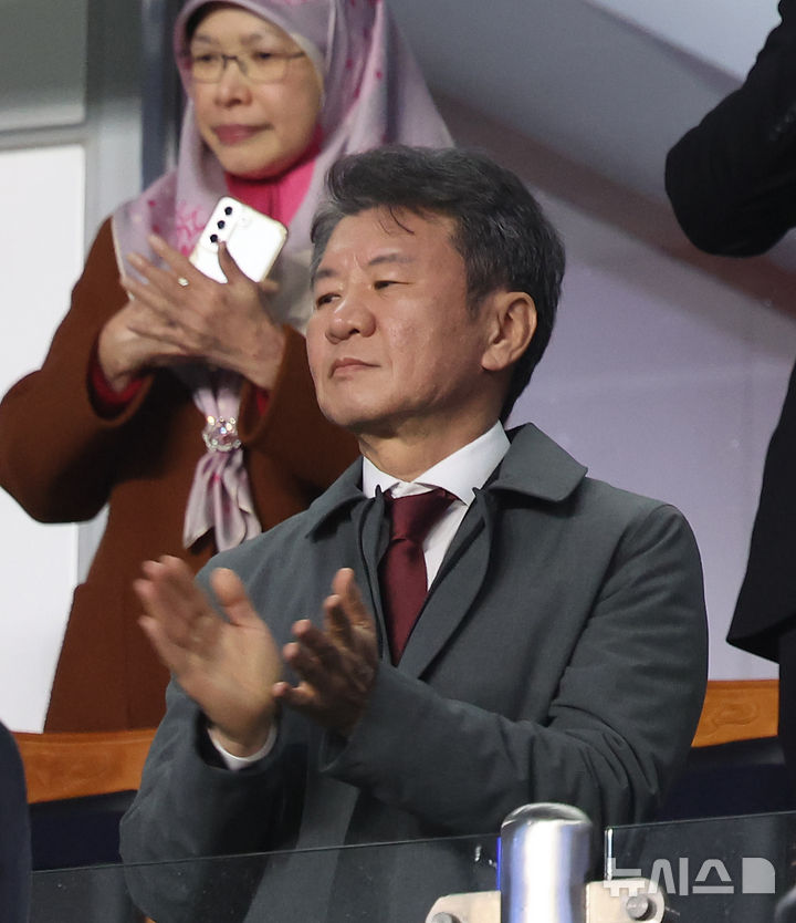 [수원=뉴시스] 김명년 기자 = 지난 25일 경기 수원시 수원월드컵경기장에서 열린 2026 국제축구연맹(FIFA) 북중미 월드컵 아시아 지역 3차 예선 B조 8차전 대한민국과 요르단의 경기, 정몽규 대한축구협회장이 경기를 지켜보고 있다. 2025.03.25. kmn@newsis.com