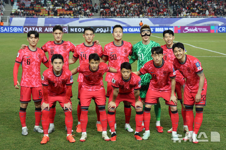 [수원=뉴시스] 김명년 기자 = 25일 경기 수원시 수원월드컵경기장에서 열린 2026 국제축구연맹(FIFA) 북중미 월드컵 아시아 지역 3차 예선 B조 8차전 대한민국과 요르단의 경기, 대한민국 선수들이 기념촬영하고 있다. 2025.03.25. kmn@newsis.com