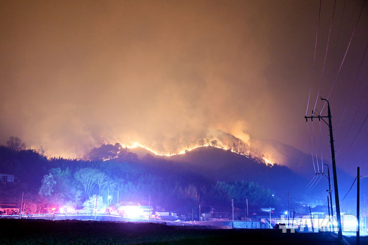 [하동=뉴시스] 차용현 기자 = 25일 오후 지난 21일 경남 산청군에서 발생한 대형 산불이 산등성이를 타고 하동군 옥종면 안계마을 인근 으로 확산되면서 소방당국을 긴장케하고 있다.. 2025.03.25. con@newsis.com