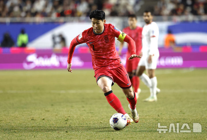 [수원=뉴시스] 정병혁 기자 = 25일 경기 수원시 수원월드컵경기장에서 열린 2026 국제축구연맹(FIFA) 북중미 월드컵 아시아 지역 3차 예선 B조 8차전 대한민국과 요르단의 경기, 대한민국 손흥민이 드리블을 하고 있다.2025.03.25. jhope@newsis.com